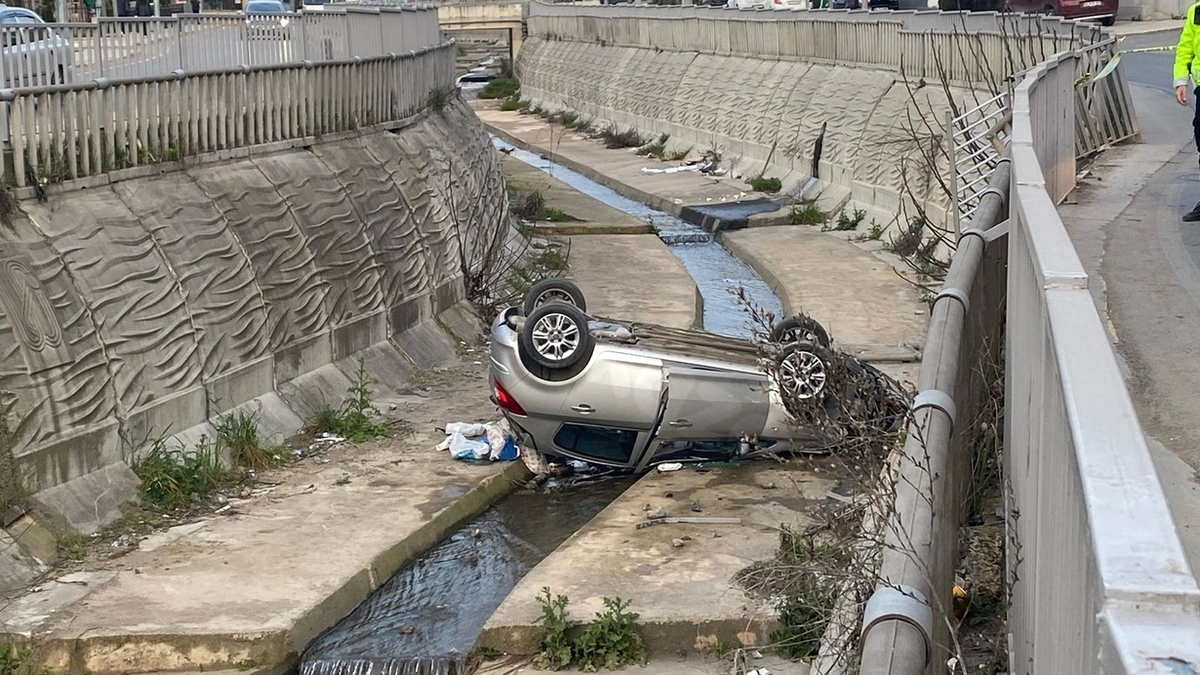 Pendik'te şok edici bir kaza: Araç dereye düştü, 5 kişi yaralandı.