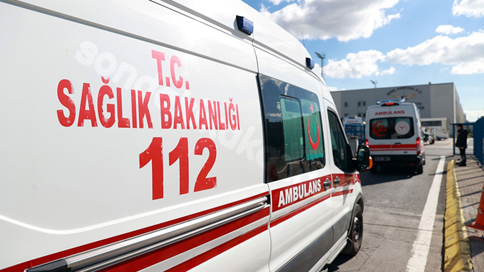 Esenler'de ardı ardına yaşanan trafik kazası! Araçlar çarpıştı: Ortam kaosa döndü.