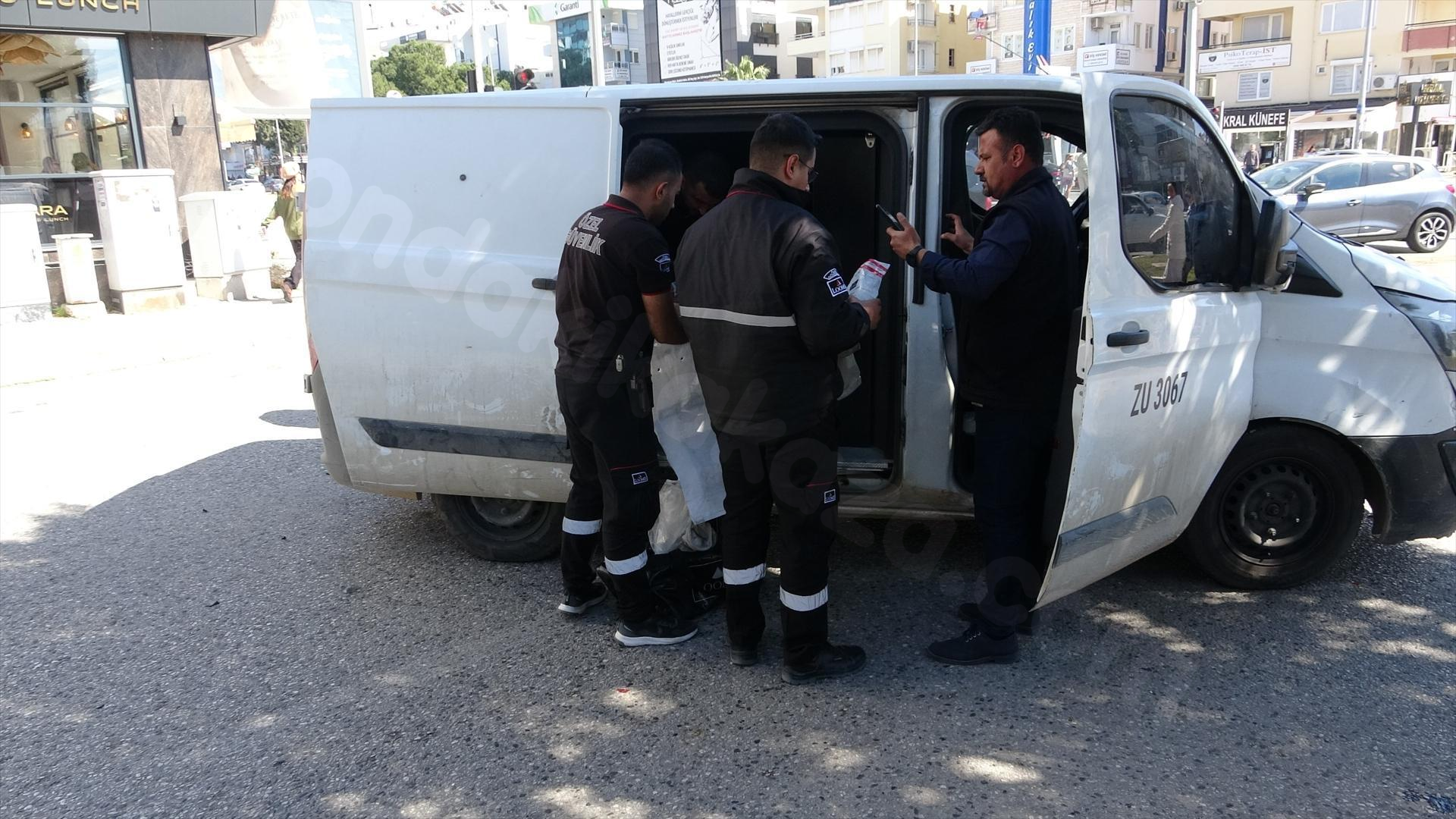 Para taşıyan zırhlı araç, otomobile çarptı: Nakit paralar çuvallarla taşındı.