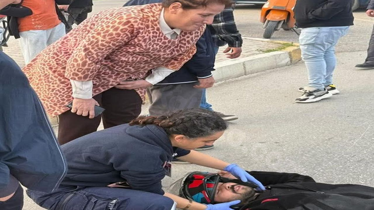 Serik’teki kaza sonrasında, yaralı sürücüye ilk yardımı başhekim yardımcısı sağladı.