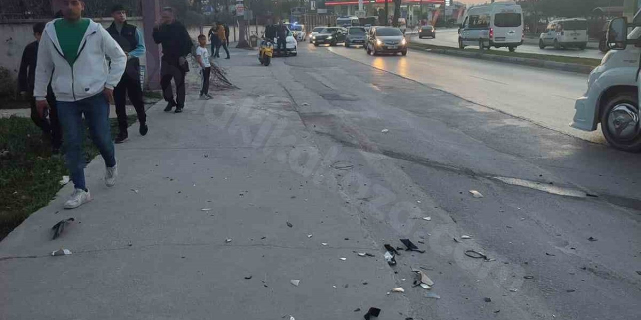 Tarsus'ta Araç Kaldırıma Çarptı: 3 Kişi Yaralandı