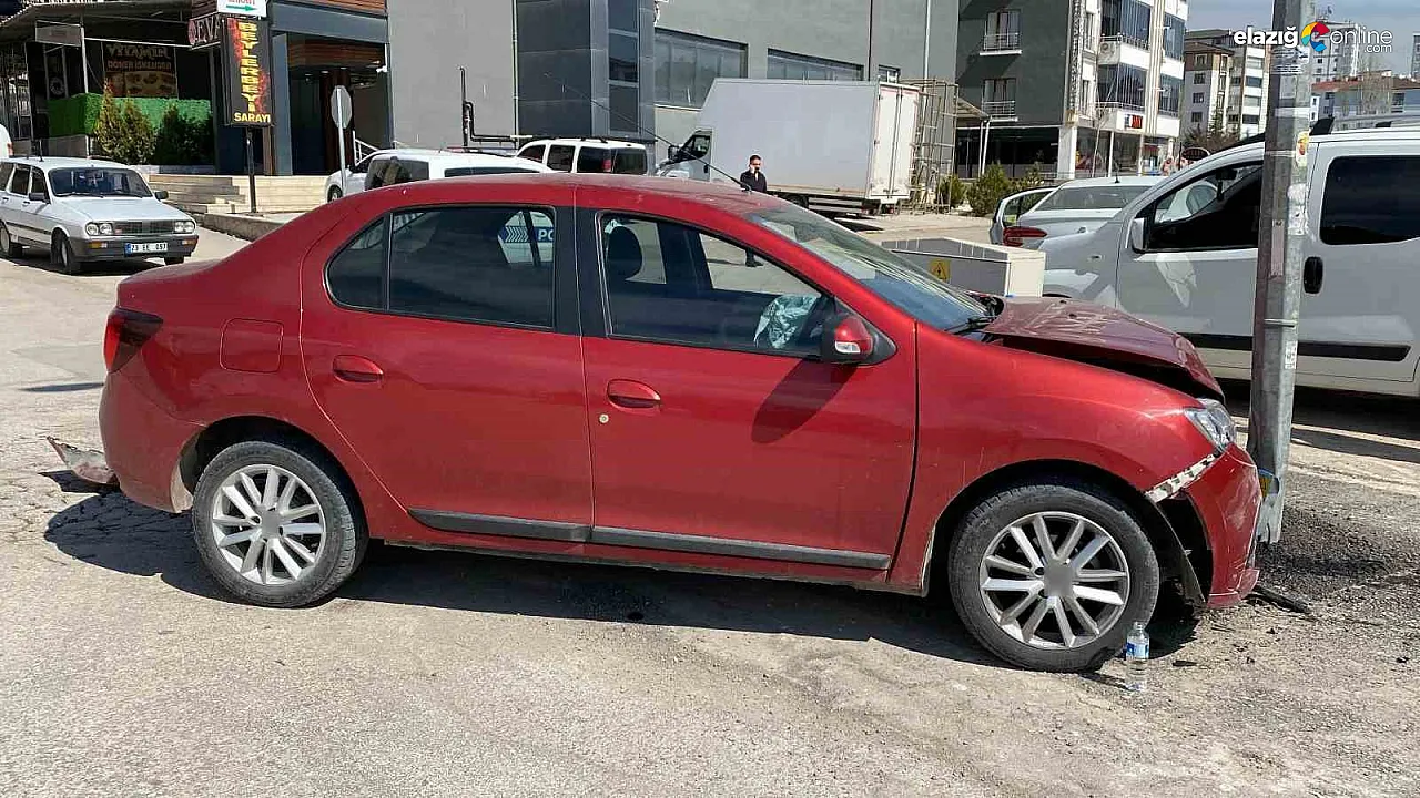 Elazığ'da Endişe Veren Trafik Kazası! 3 Kişi Araç Çarpışmasından Yaralı Çıktı!