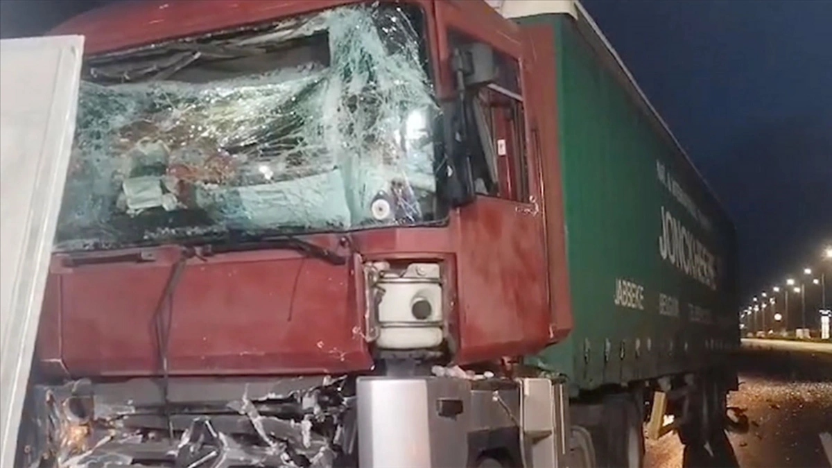 Kuzey Marmara Otoyolu'nda ardışık kaza: 2 kişi yaralandı - Oxu.az