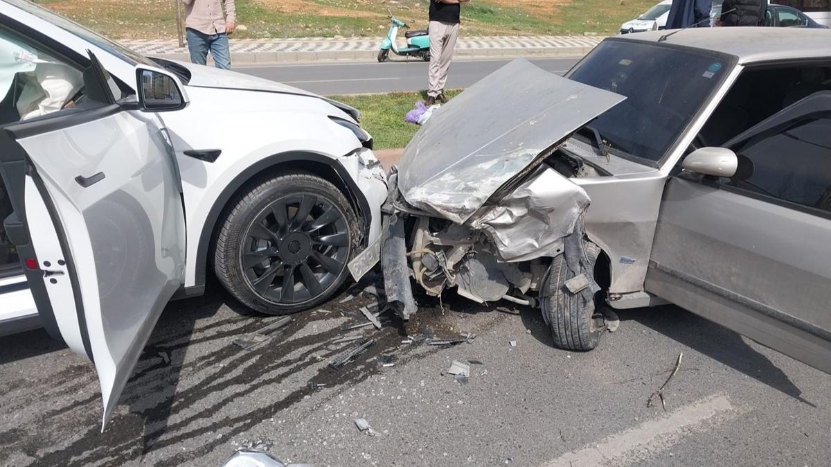 Zincirleme kaza sonucu 2 polis ve 4 kişi yaralandı.