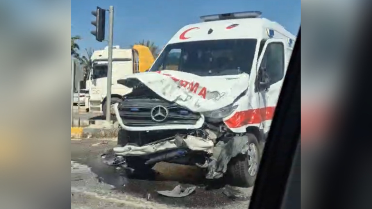 Ambulans Kaza Geçirdi: 3 Yaralı Hastane Çağırılacak