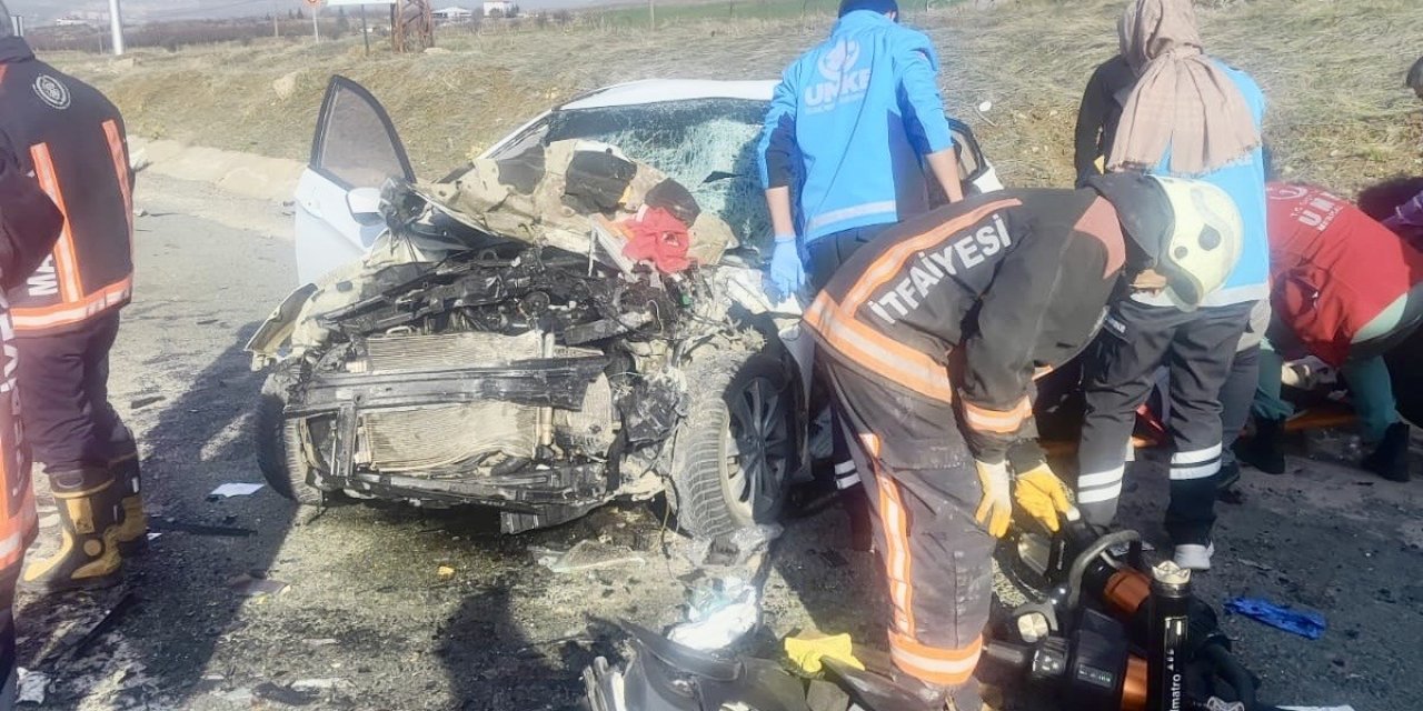 Malatya-Elazığ yolu korkunç kazada 3 aile üyesi hayatını kaybetti.