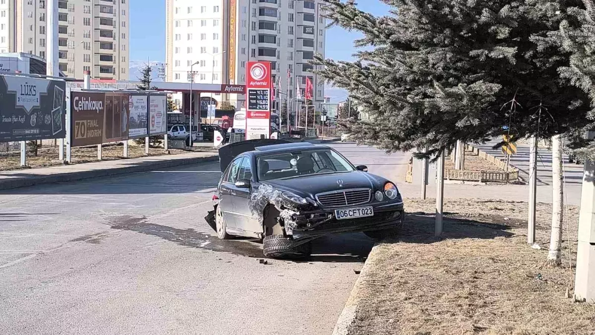 Erzurum'da trafik kazasında 2 kişi yaralandı.