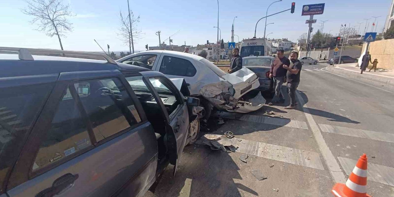 Urfa'da meydana gelen zincirleme kazada 2 kişi hafif yaralandı.