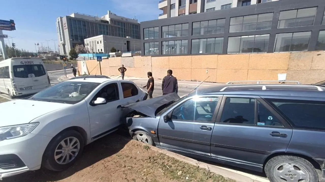 Zincirleme Kazada 3 Araç Zarar Gördü: 2 Kişi Yaralı