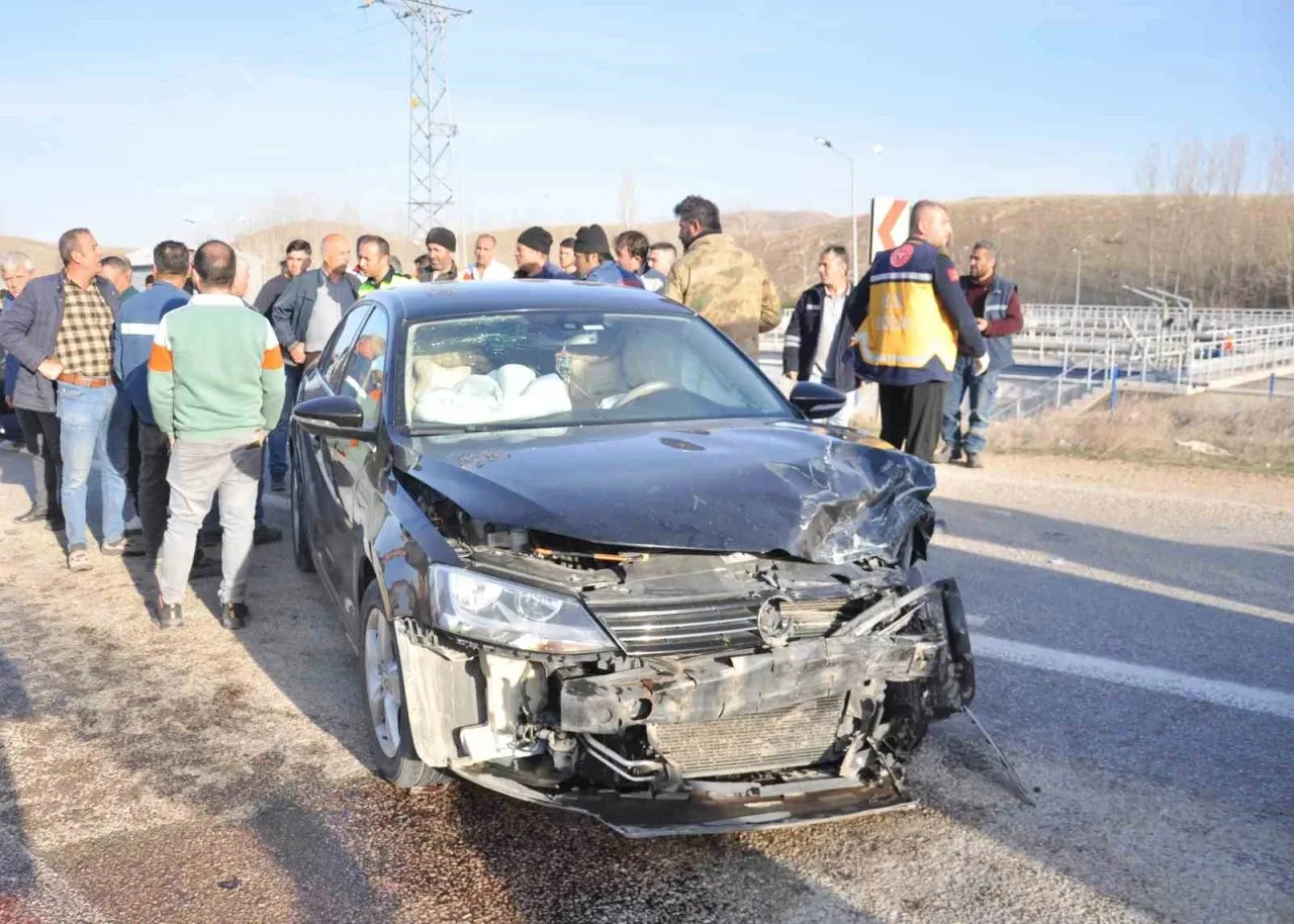 Afşin'de ardışık trafik kazası: 5 kişi yaralandı.