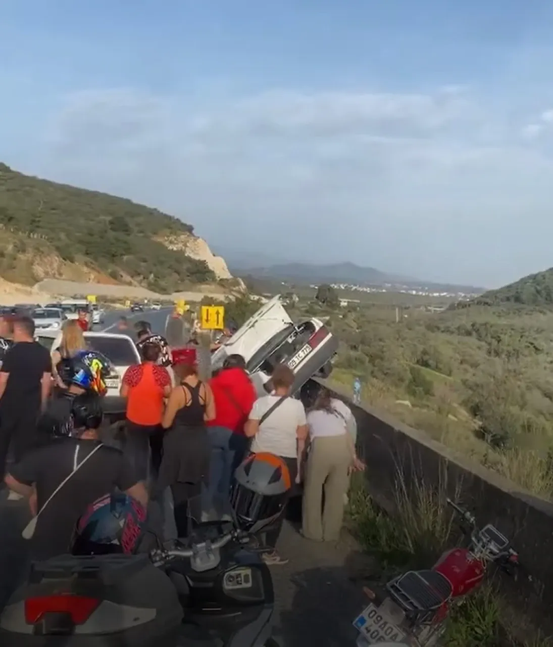 Aydın'da peş peşe meydana gelen trafik kazasında 8 kişi yaralandı.
