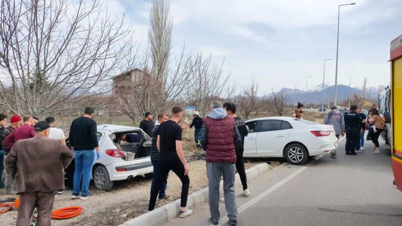 Isparta'da kaza meydana geldi, 2 kişi hayatını kaybetti ve 3 kişi yaralandı.