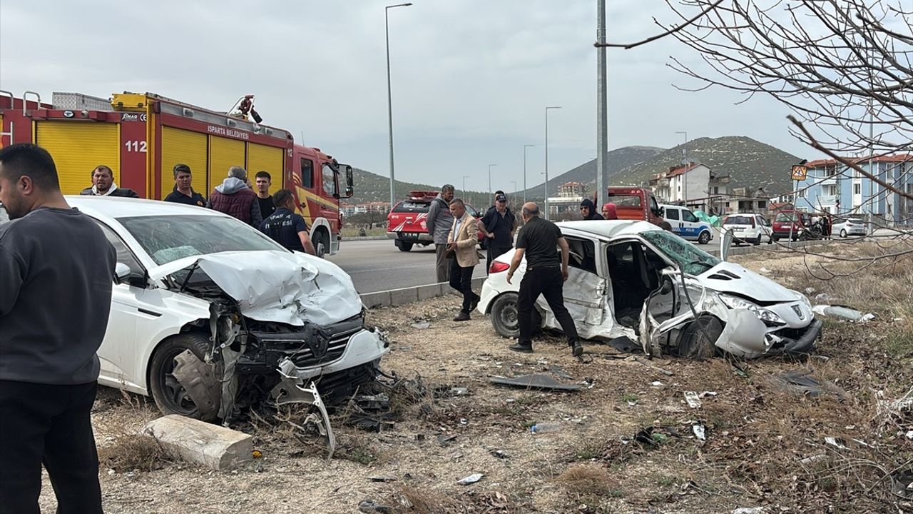 Isparta'da trafik kazasında 2 ölü, 3 yaralı var.