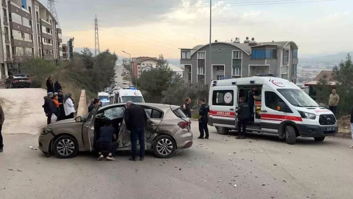 Bursa'da trafik kazası sonucu 4 kişi yaralandı.