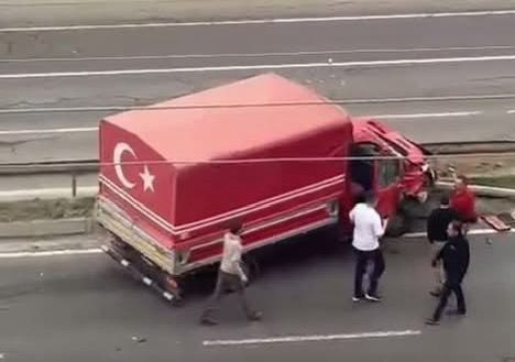 Fatsa'da trafik kazası: Araç refüje çıktı.