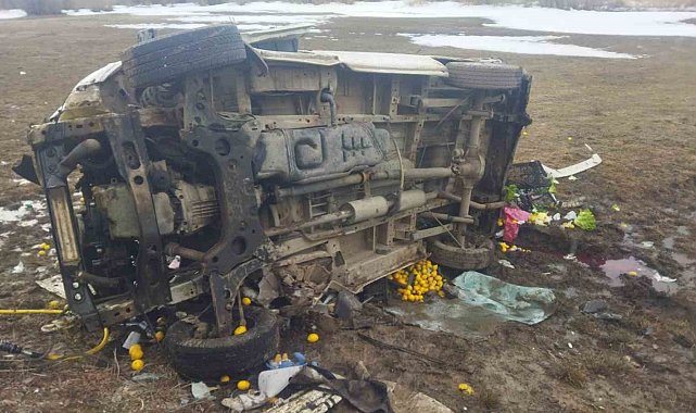 Minibüs kaza yaptı, 2 kişi yaralandı.