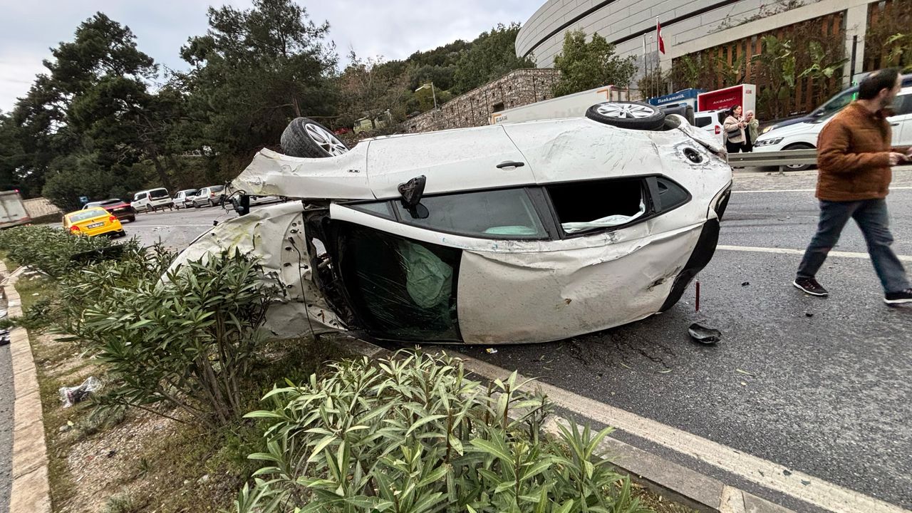 Bodrum'da korkunç kaza: Araç refüje çarparak taksiyle çarpıştı.