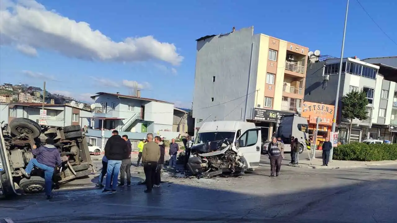 İzmir Karabağlar'da 3 araç trafik kazası geçirdi.