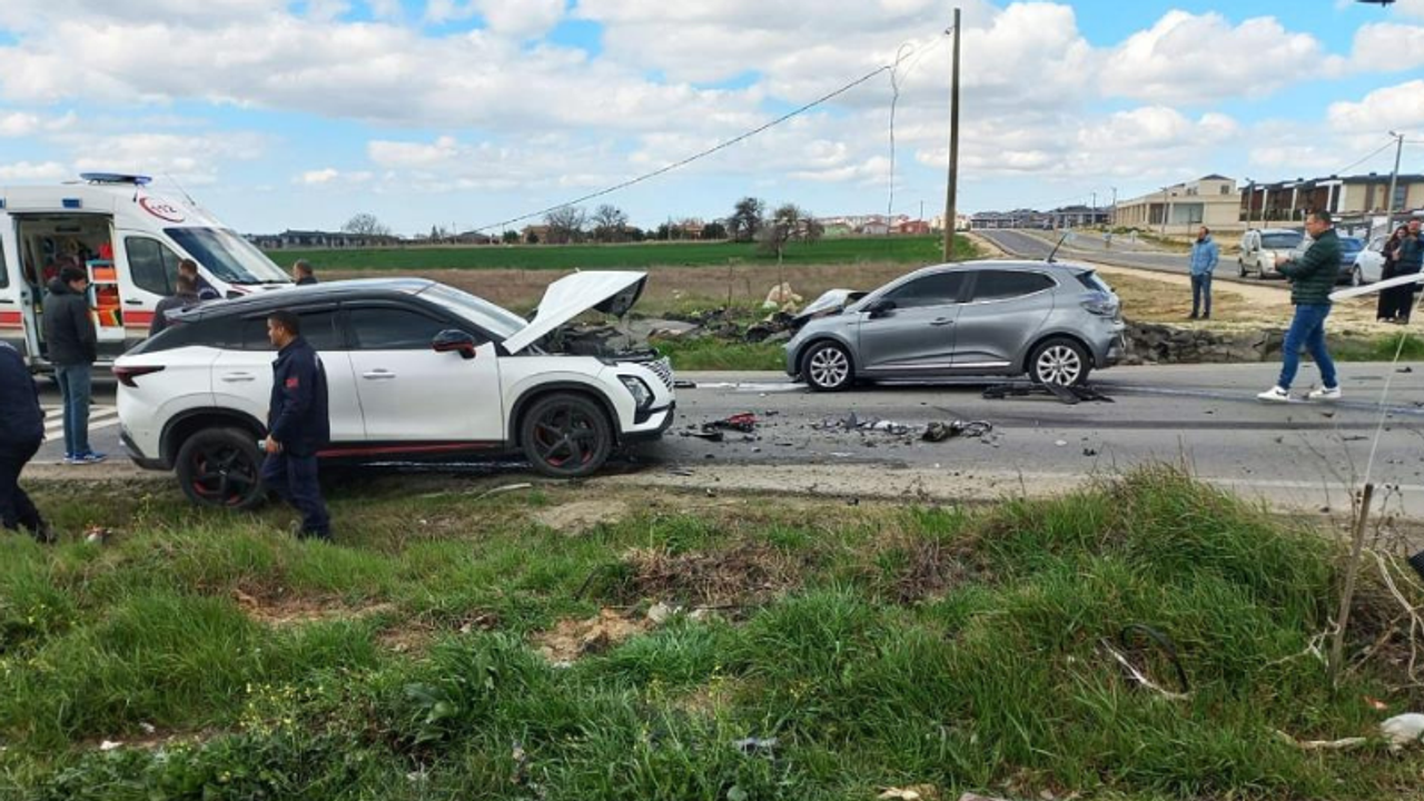 Zincirleme trafik kazasında 3 asker, 6 kişi yaralandı.