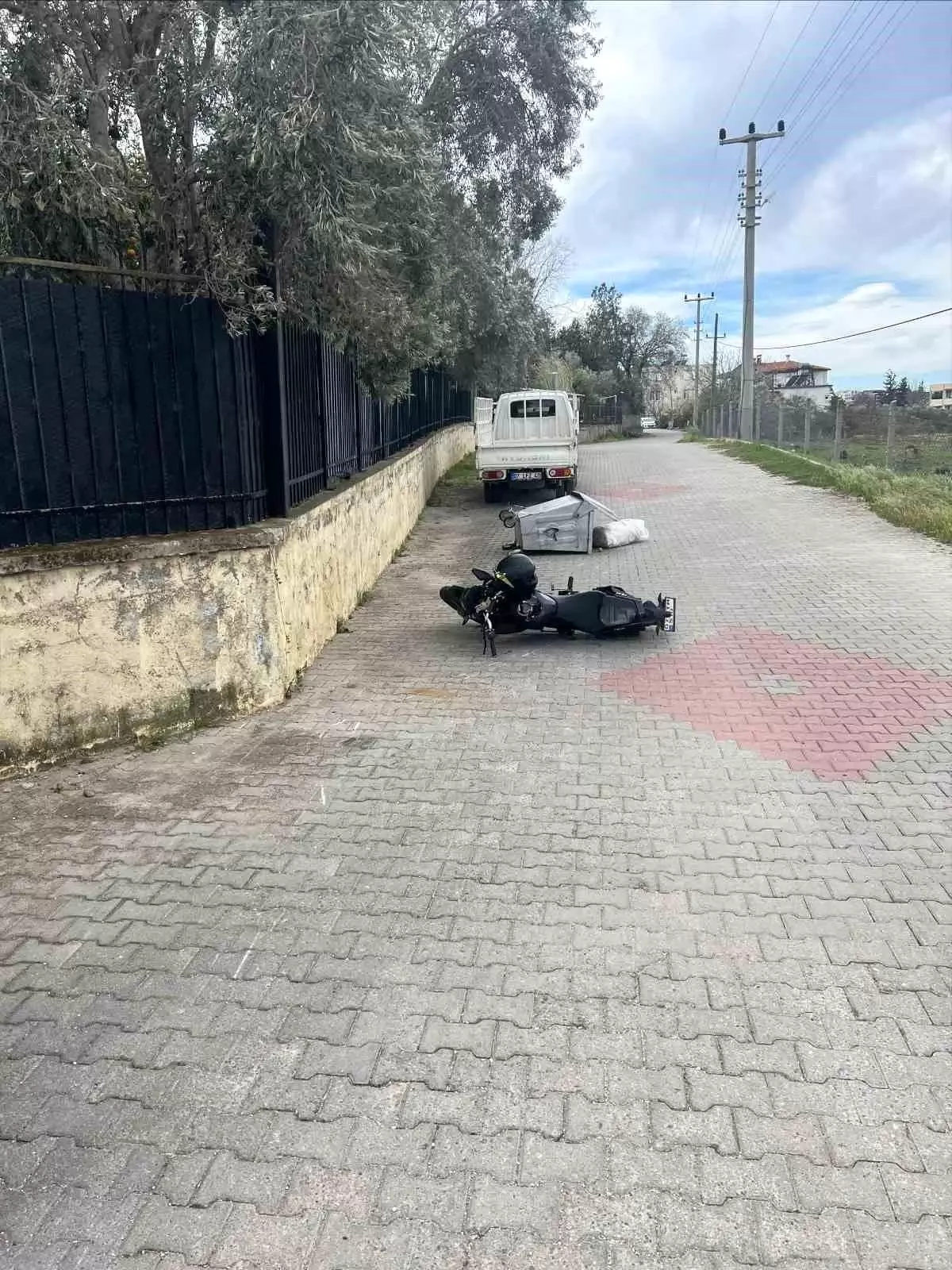 Antalya'da Motosiklet Çarpışması: Sürücü Yaralanıyor