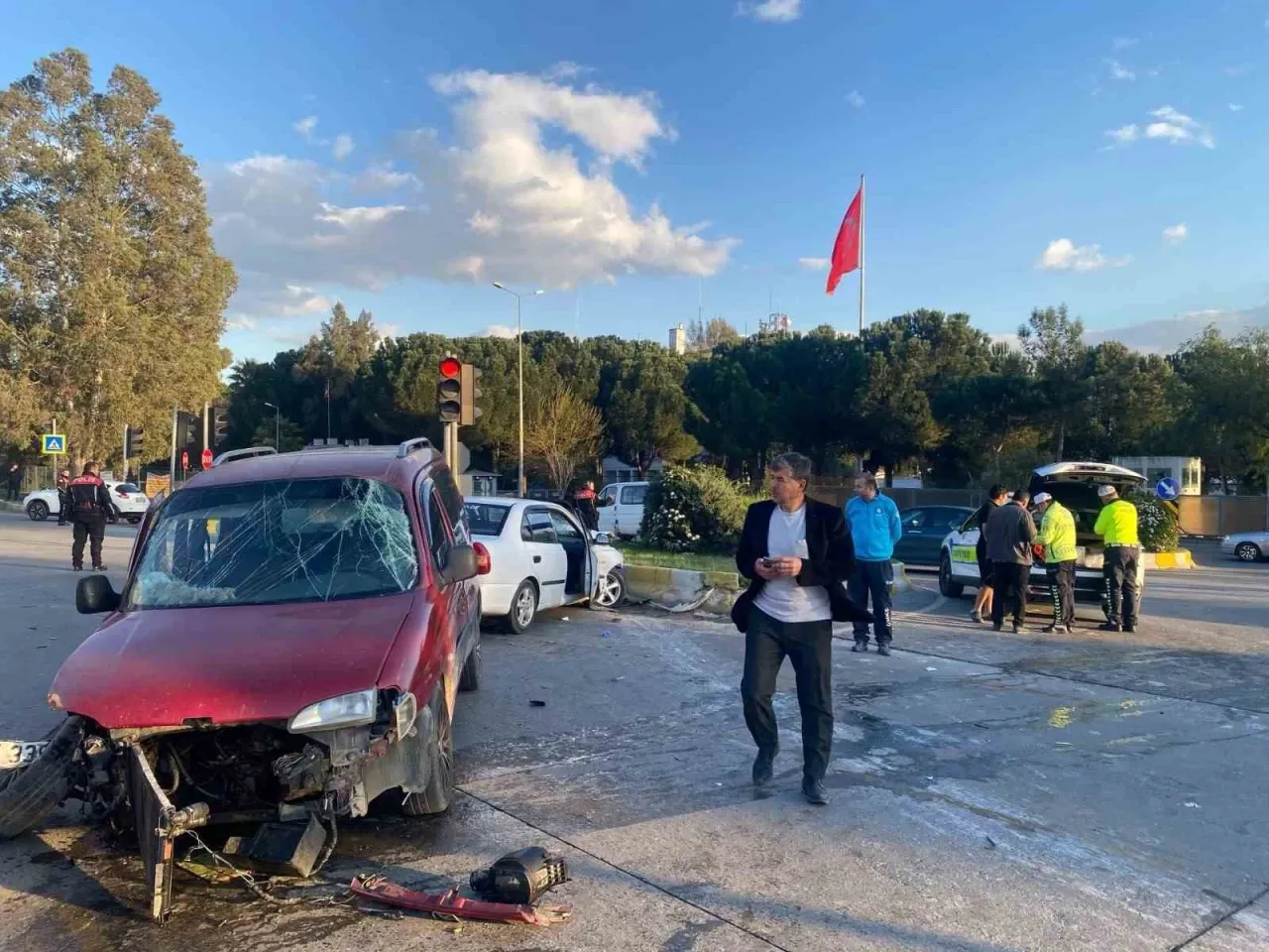 Denizli Bulvarı'nda trafik kazasında 7 kişi yaralandı.