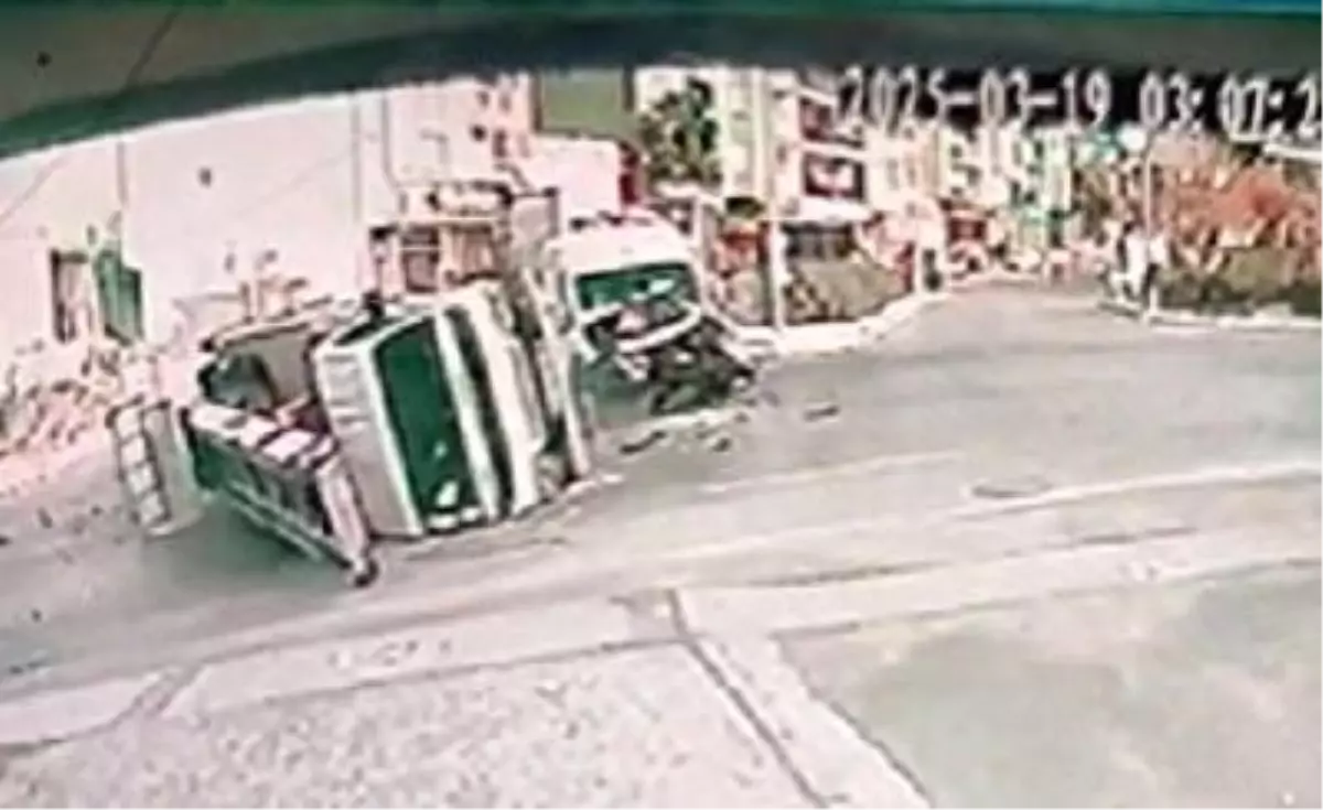 İzmir'de Trafik Kazası: 3 Araç Çarpıştı