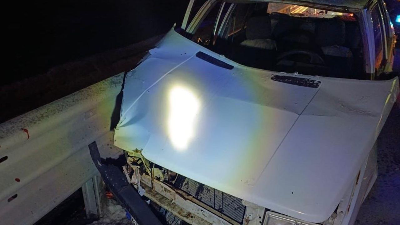 Afşin'de Araç Bariyerlere Çarptı: 2 Kişi Yaralandı