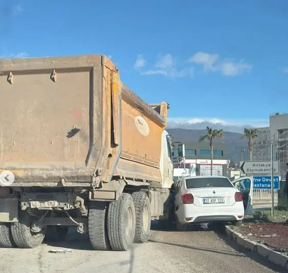 Antakya’da sıkışık trafik kaza yaptı.