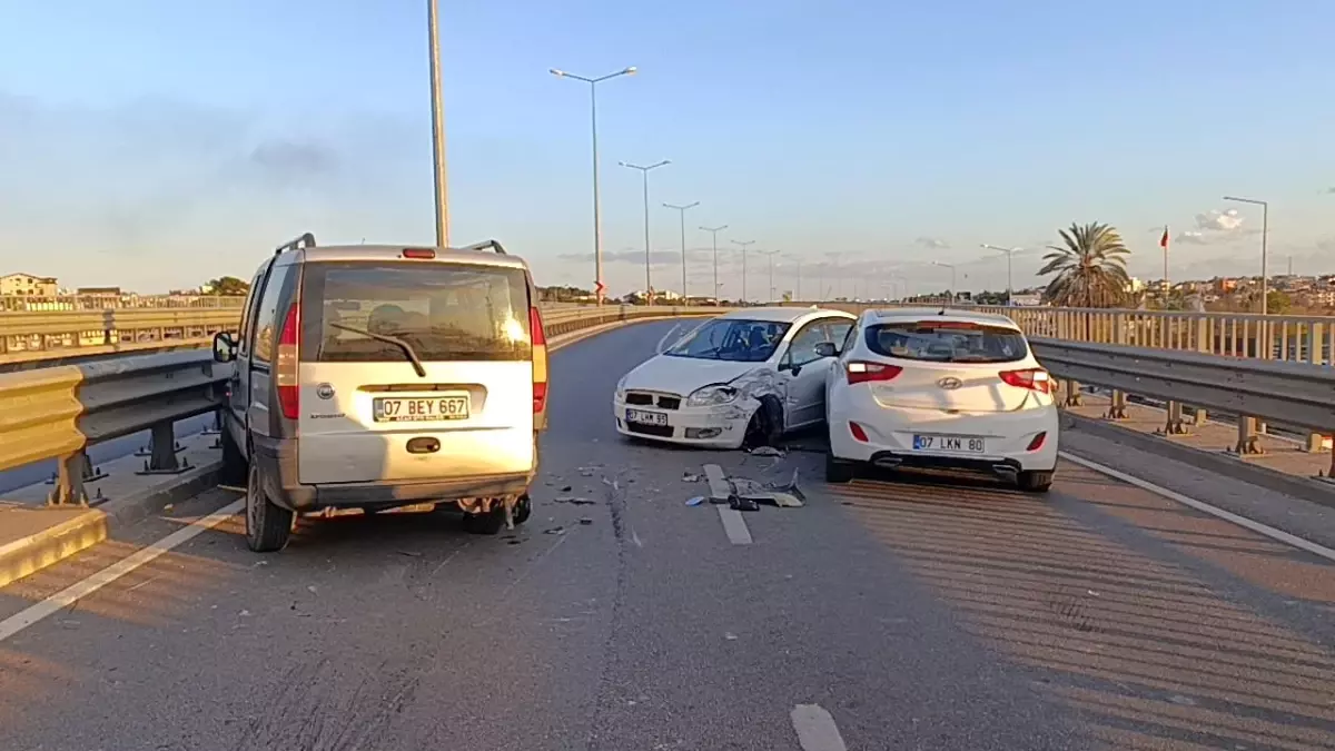 Antalya'da Zincirleme Trafik Kazası: 2 Kişi Yaralandı