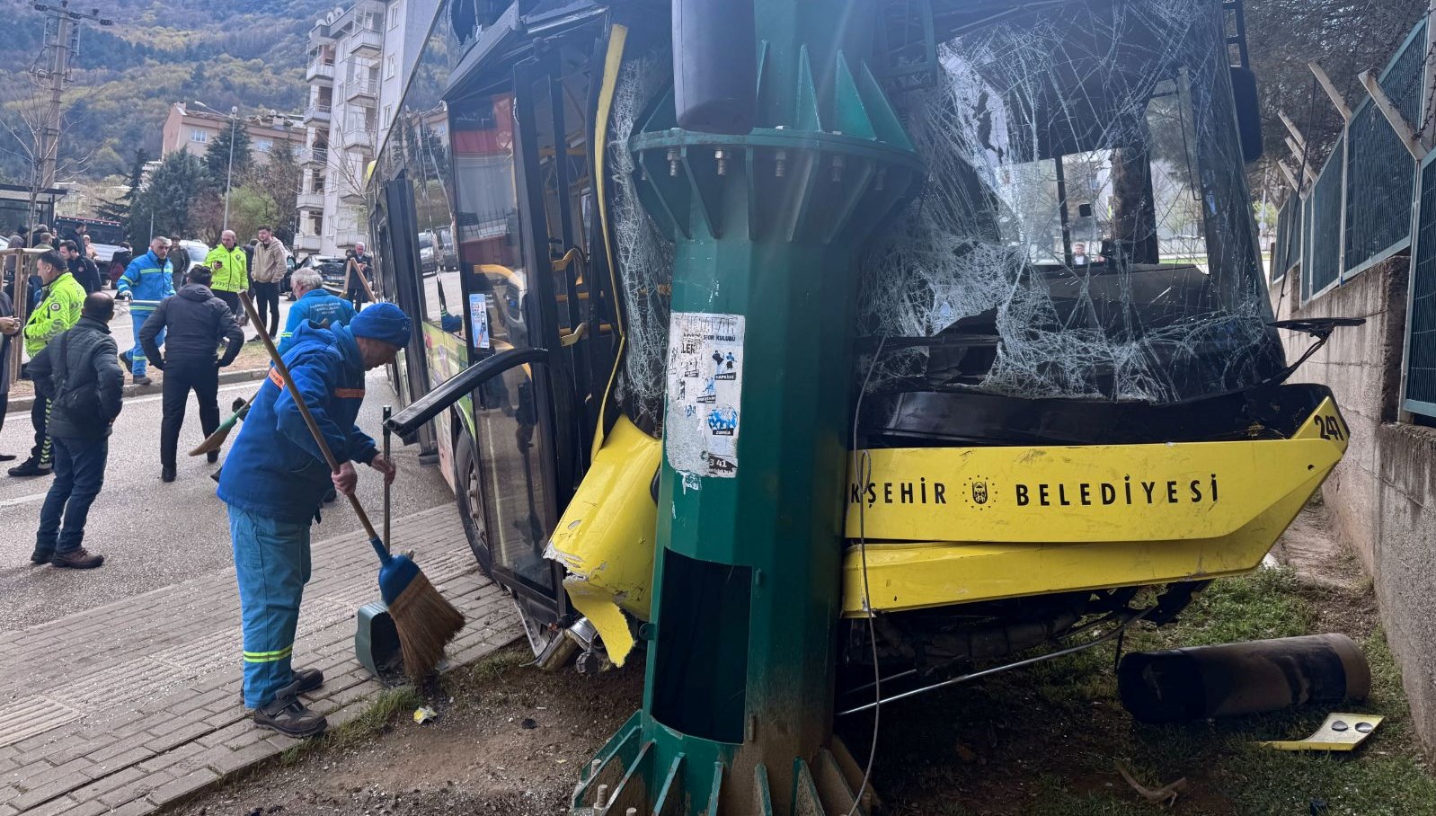 Bursa'da şehir otobüsü kaza yaptı, 8 kişi yaralandı.
