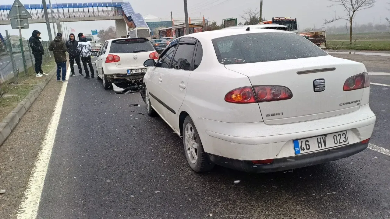 D-100 karayolunda Bolu’da üç araçlı zincirleme trafik kazası oldu.