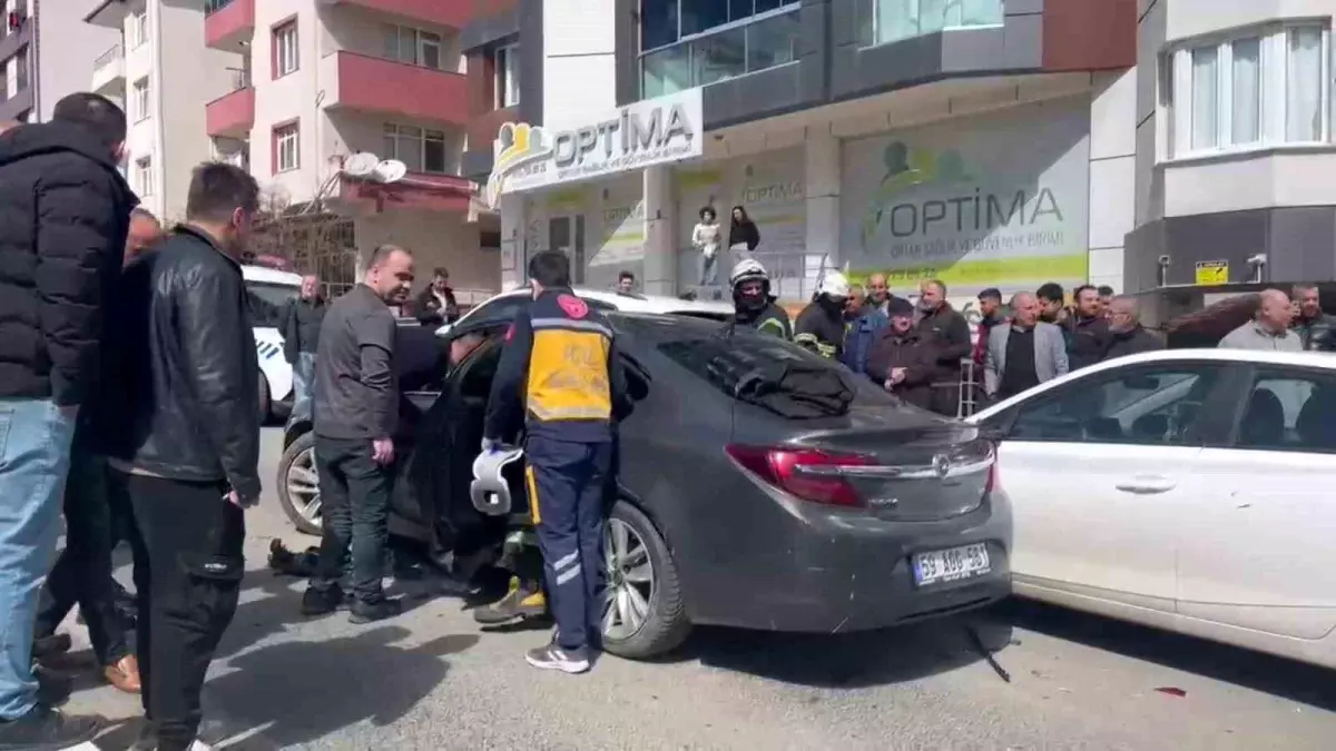 Tekirdağ'da trafik kazası: 3 araca temas eden sürücü yaralandı.