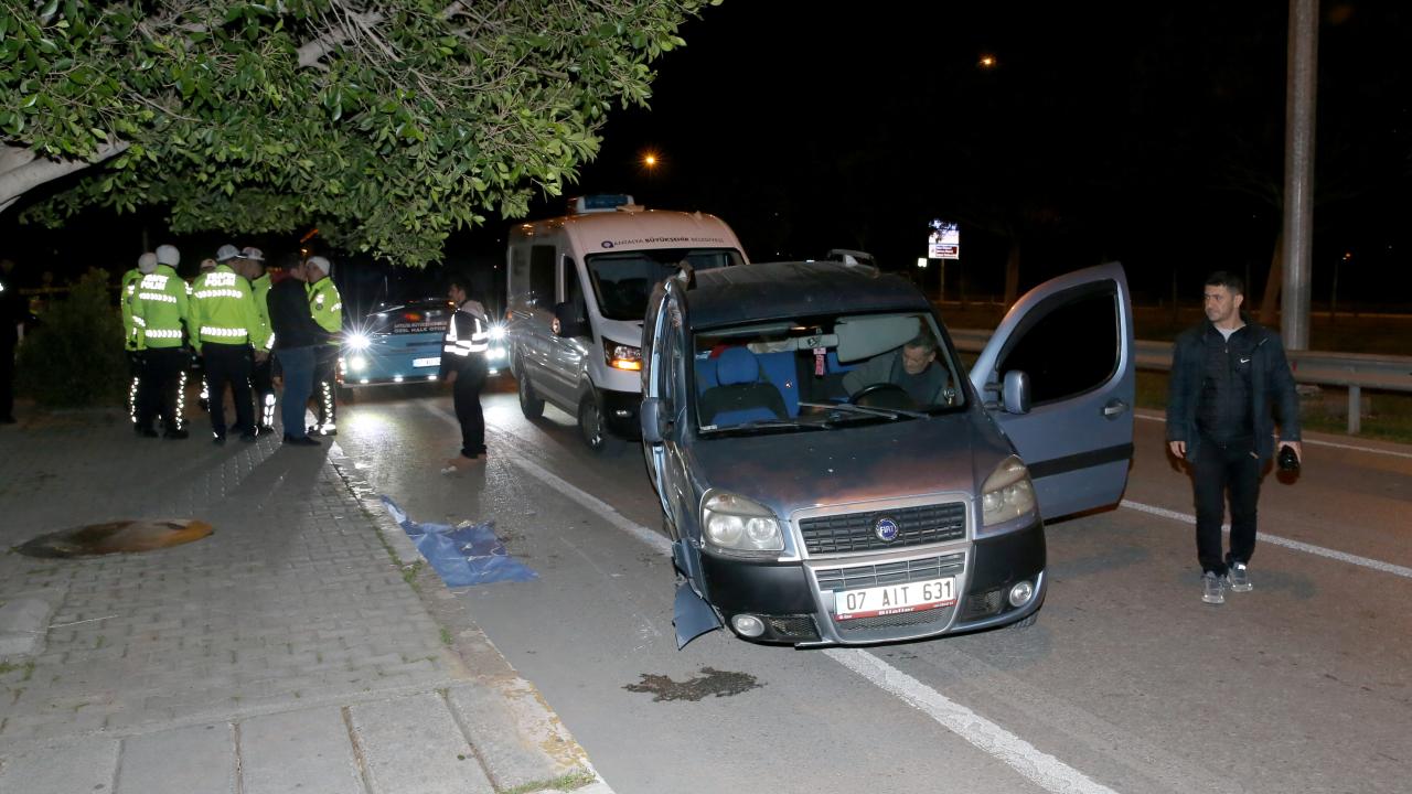 Antalya'da minibüs ile halk otobüsü çarpıştı, 1 kişi hayatını kaybetti.