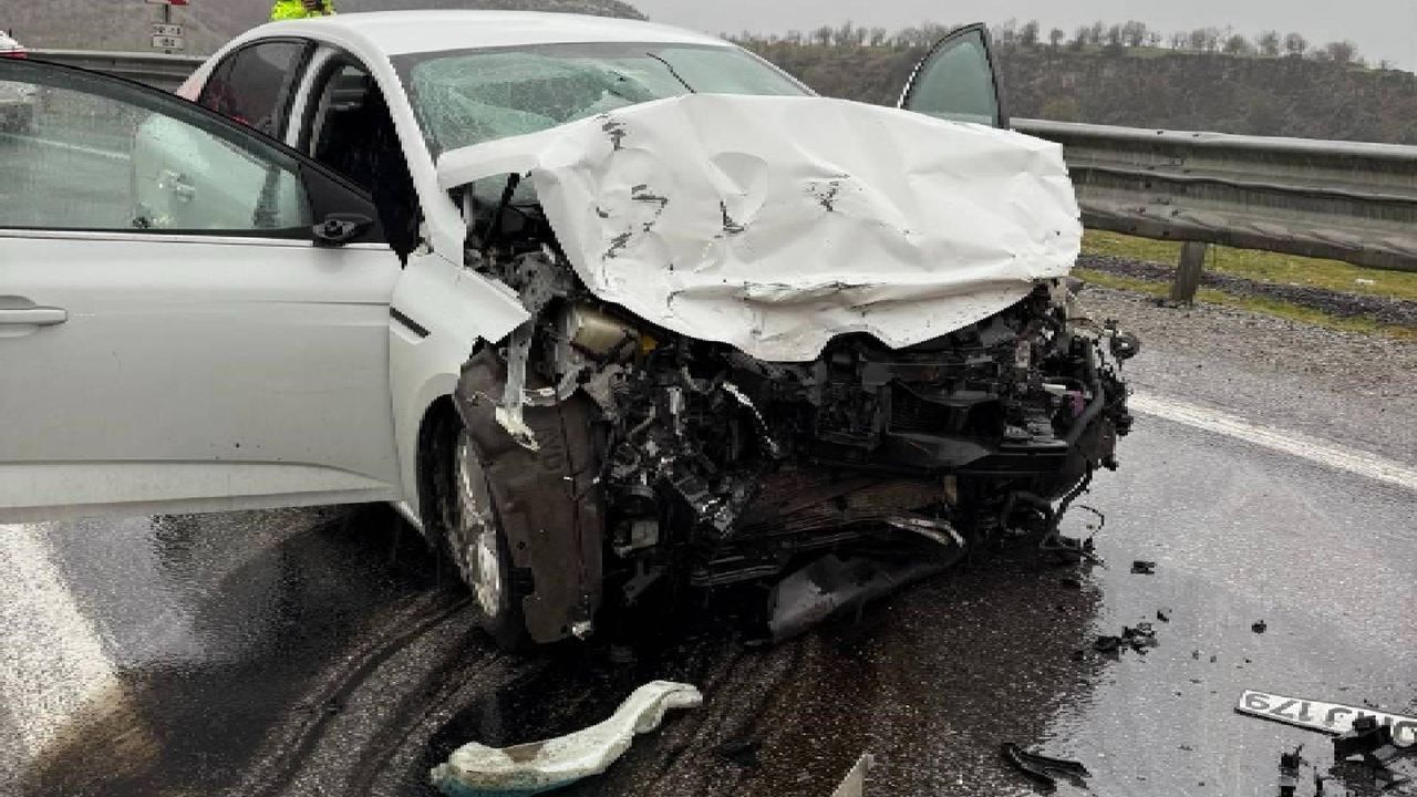 Bitlis'te korkunç trafik kazasında bir kişi hayatını kaybetti, bir kişi yaralandı.