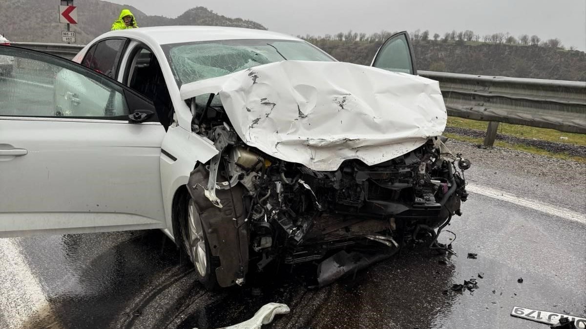 Bitlis'te trafik kazasında 1 kişi hayatını kaybetti, 1 kişi yaralandı.