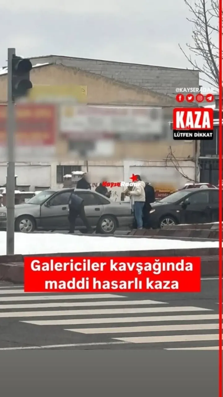 Galericiler kavşağında maddi hasarlı araç çarpışması oldu.