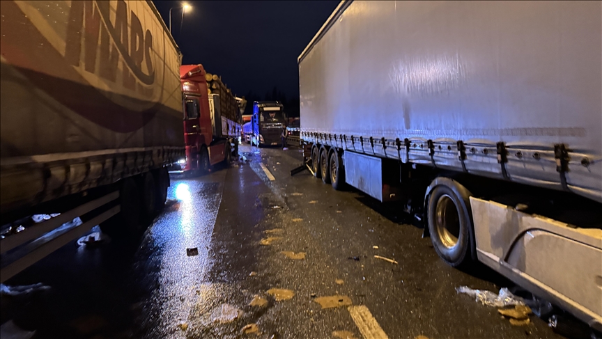 Kocaeli'de zincirleme kaza sonucu kapatılan Anadolu Otoyolu'nda yol trafiğe tekrar açıldı.
