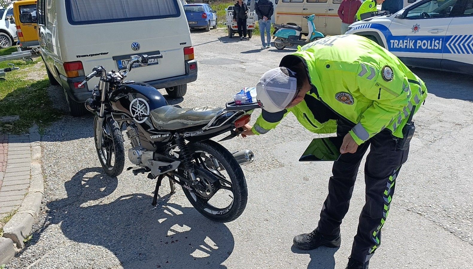 Antalya'da iki motosiklet kaza yaptı: 2 kişi yaralandı.
