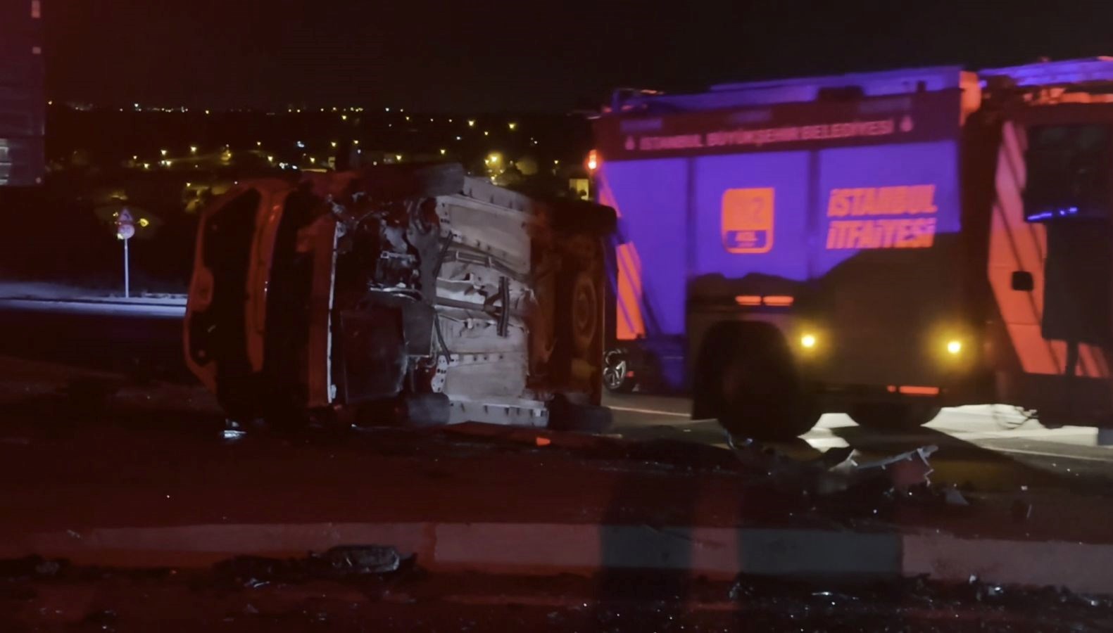 Havalimanı çıkışında kaza: Bir araç takla attı, 6 kişi yaralandı.