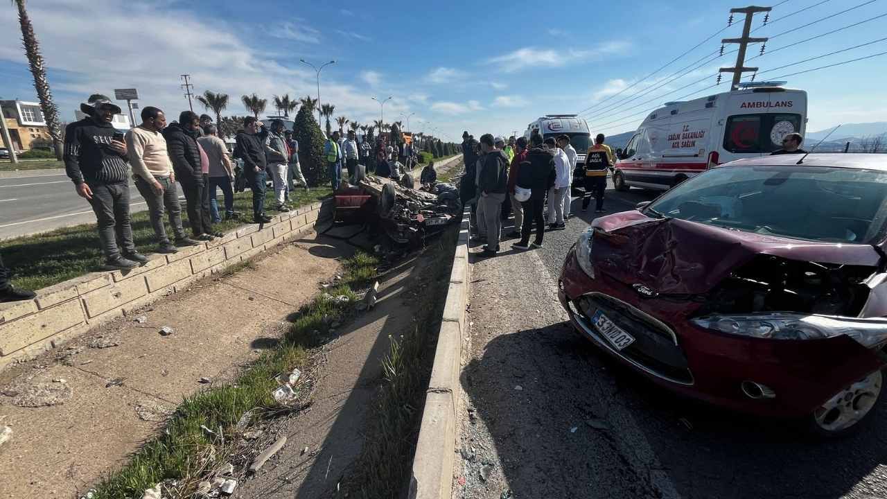 Kahramanmaraş'ta 2 araç çarpıştı, 6 kişi yaralandı.