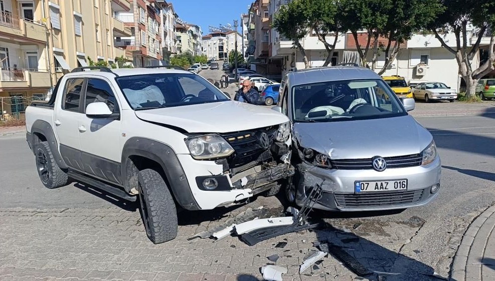 Manavgat'ta trafik kazası 3 kişiyi yaraladı.