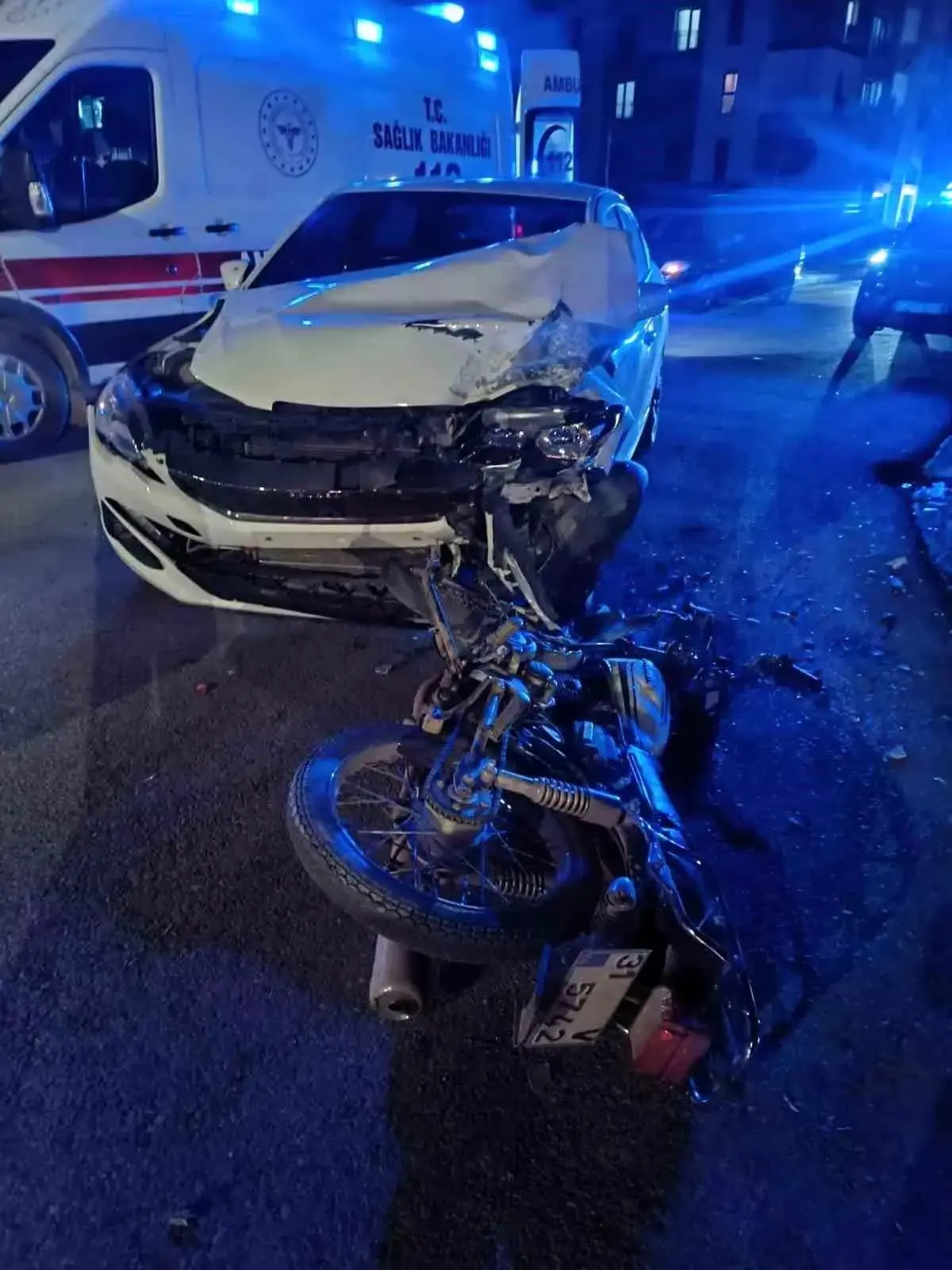 Motosiklet ve araç korkunç bir kazaya karıştı