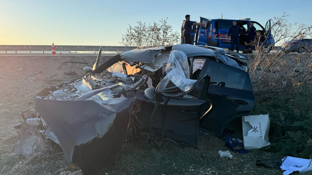 Trafik kazası: 2 turist tehlikeden kurtuldu!