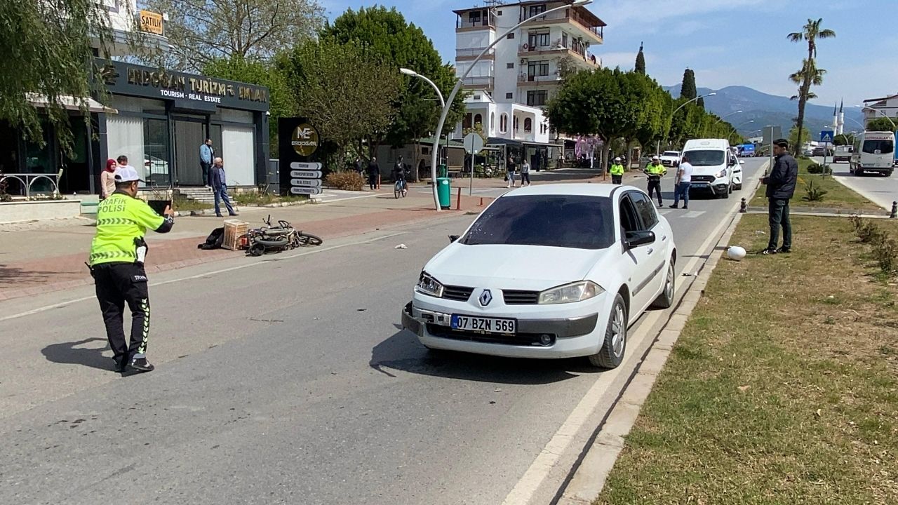 Antalya'da otomobille motosikletin çarpıştığı kazada 1'i ağır 2 kişi yaralandı