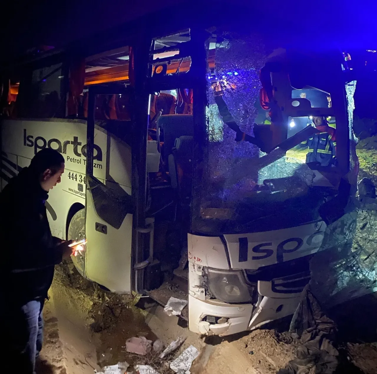 Aydın'da meydana gelen otobüs kazasında 1 kişi hayatını kaybetti, 32 kişi yaralandı.