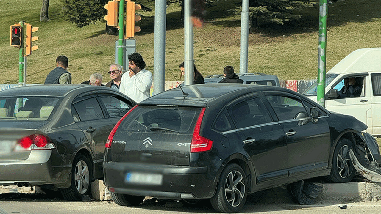 Eskişehir Odunpazarı'nda kavşakta iki araç çarpıştı.
