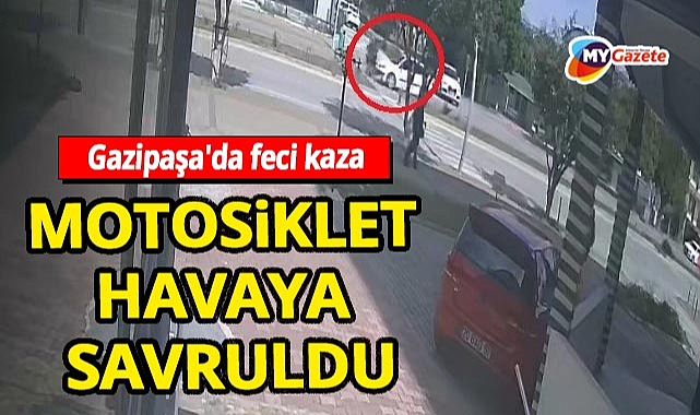 Gazipaşa'da kameraya yansıyan kaza! Araba ve motosiklet çarpıştı, 2 kişi yaralandı - Olay görüntülendi.