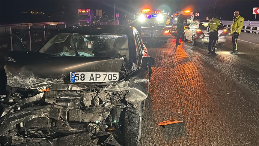 Kırıkkale'de 3 aracın karıştığı trafik kazasında 2 sağlık çalışanı da dahil olmak üzere toplam 10 kişi yaralandı.
