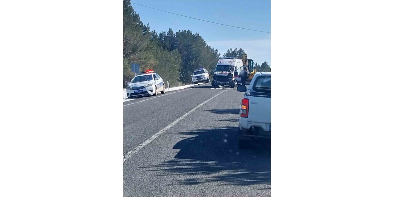 Ardahan’da ambulans kaza yaptı: 3 kişi yaralandı