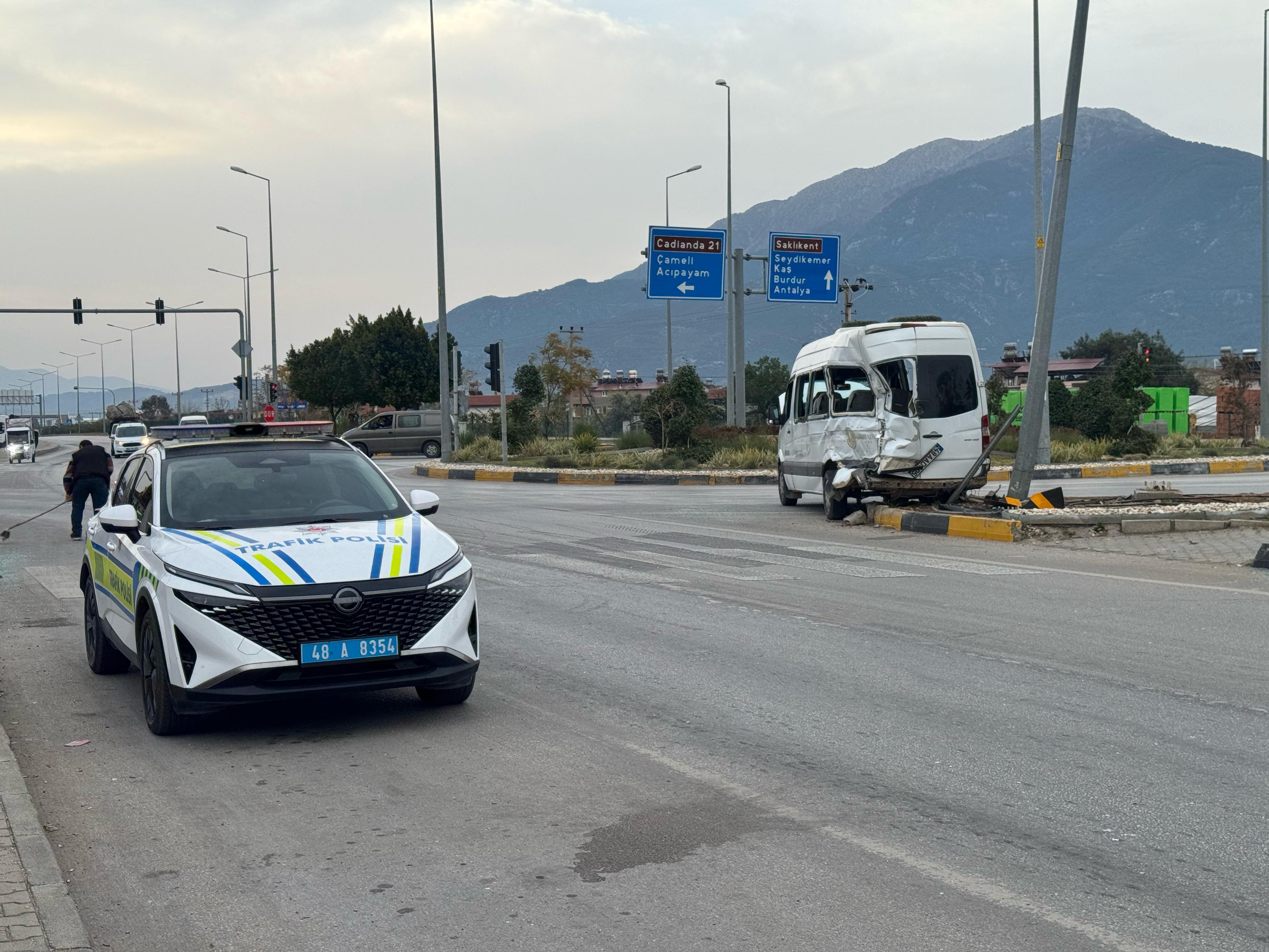 Fethiye'de servis minibüsü ile kamyon çarpıştı: 4 yaralı